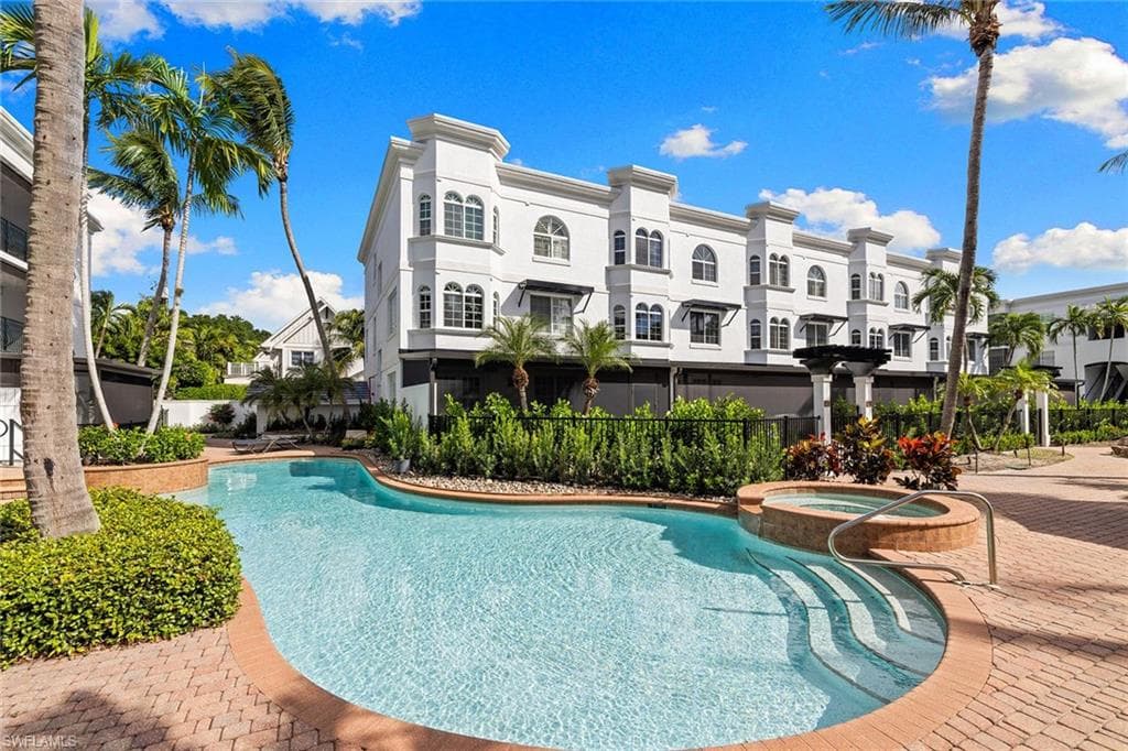 417 4th Ave S 301, Naples, FL 34102-30