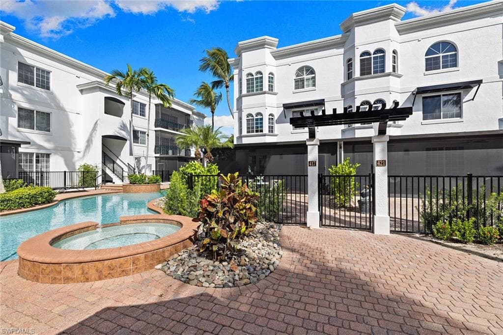 417 4th Ave S 301, Naples, FL 34102-31
