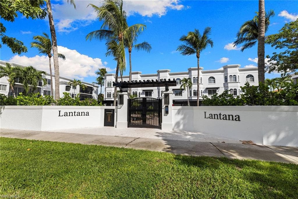417 4th Ave S 301, Naples, FL 34102-32
