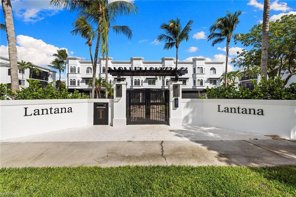 417 4th Ave S 301, Naples, FL 34102-2