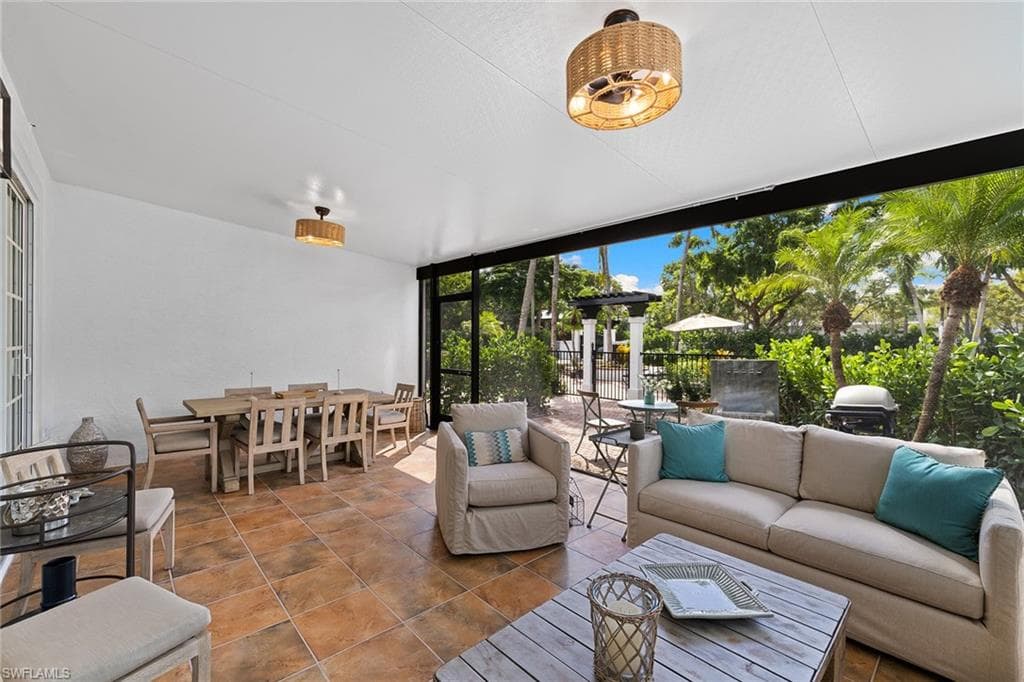 417 4th Ave S 301, Naples, FL 34102-3