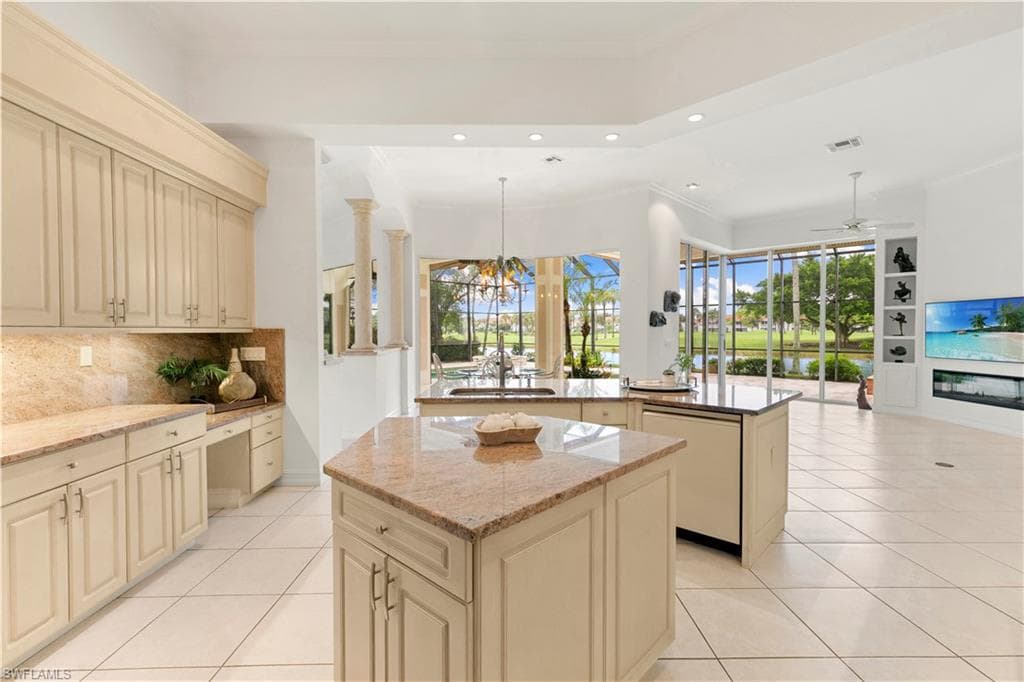2341 Cheshire Ln, Naples, FL 34109-16