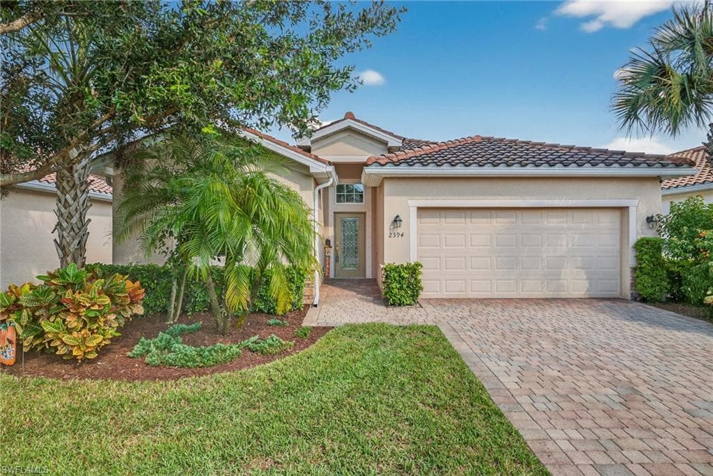 2394 Heydon Cir E, Naples, FL 34120-2