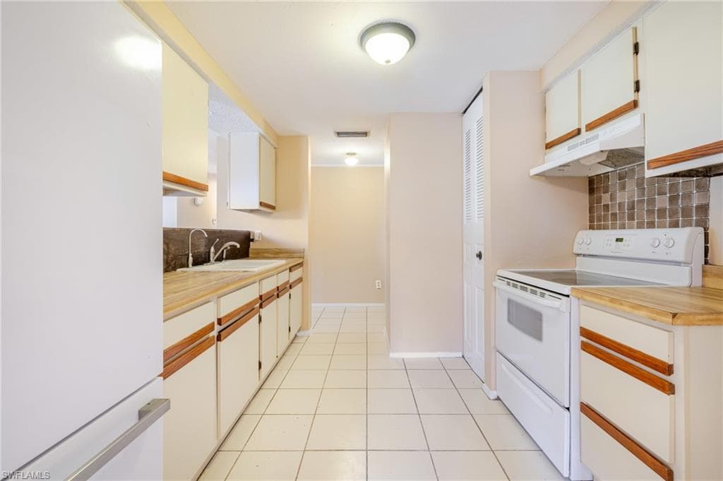 7241 Lobelia Rd, Fort Myers, FL 33967-5