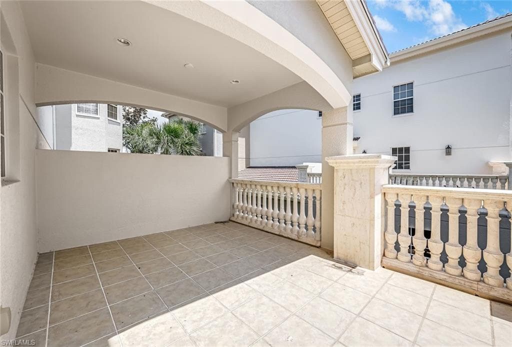 510 Avellino Isles Cir 2-202, Naples, FL 34119-23