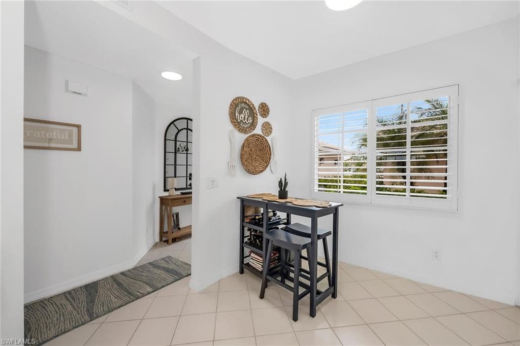 9087 Michael Cir 9, Naples, FL 34113-5