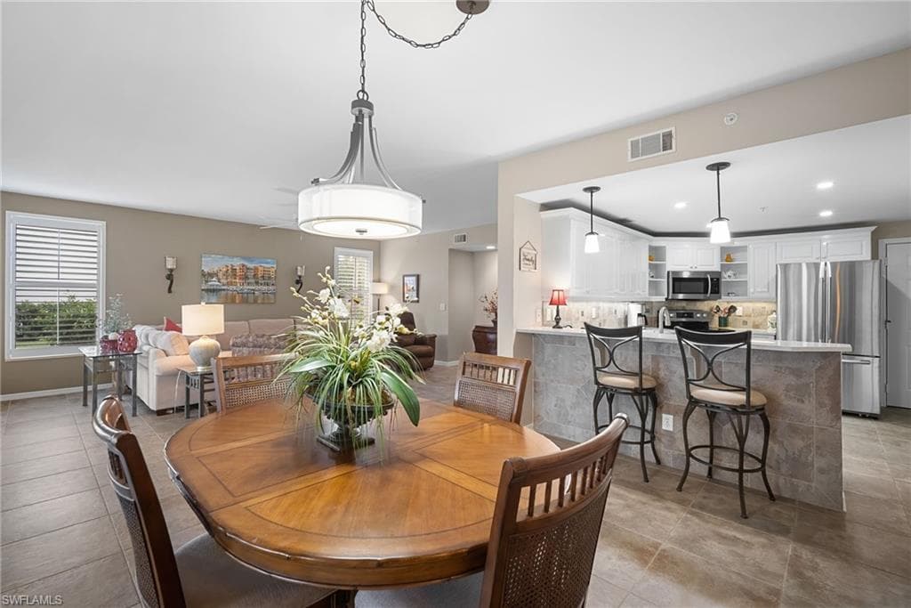 760 Waterford Dr 104, Naples, FL 34113-8