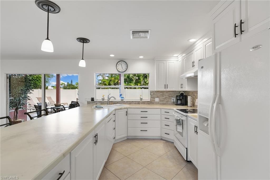 121 Bahama Ave, Marco Island, FL 34145-8