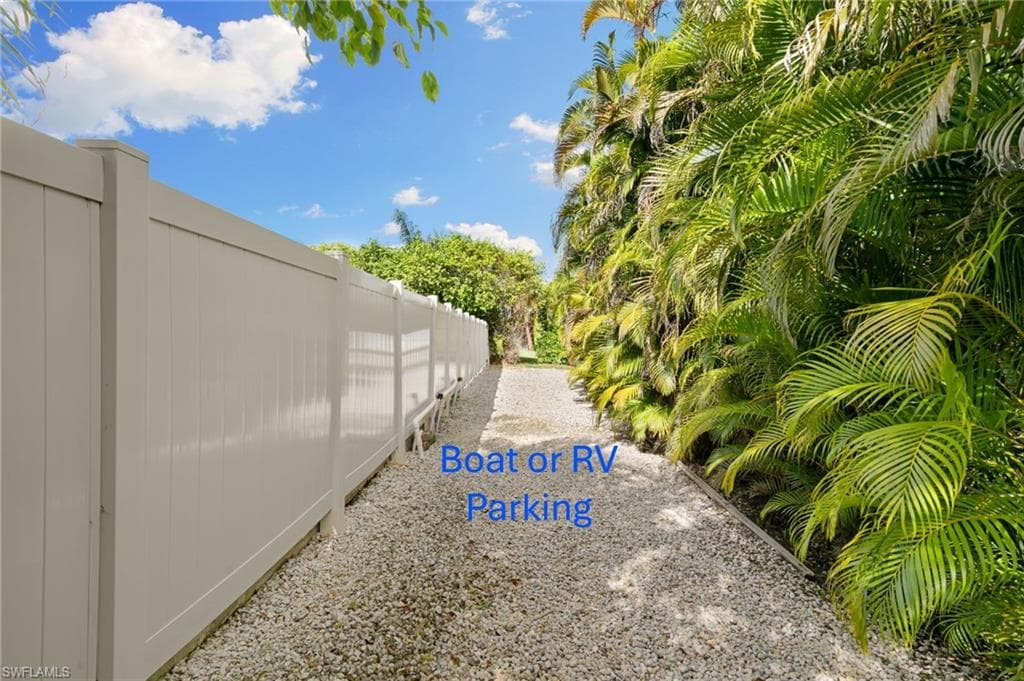 121 Bahama Ave, Marco Island, FL 34145-26
