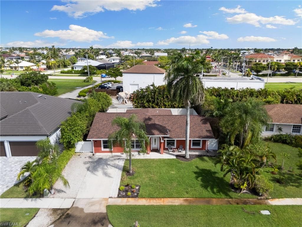 121 Bahama Ave, Marco Island, FL 34145-27