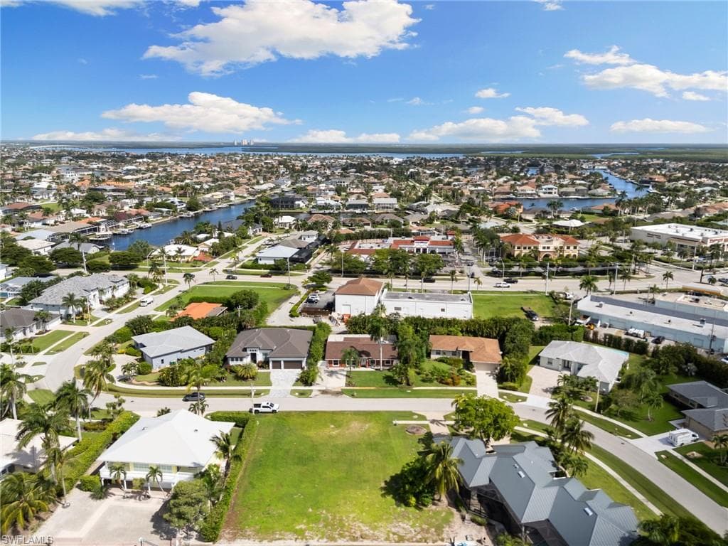 121 Bahama Ave, Marco Island, FL 34145-28