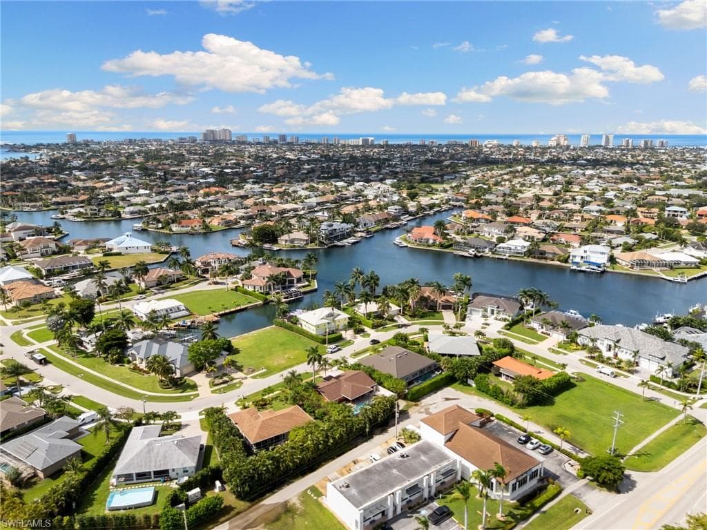 121 Bahama Ave, Marco Island, FL 34145-32