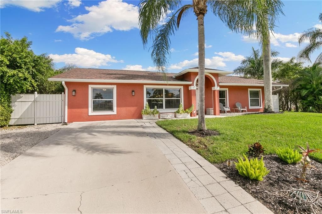 121 Bahama Ave, Marco Island, FL 34145-33