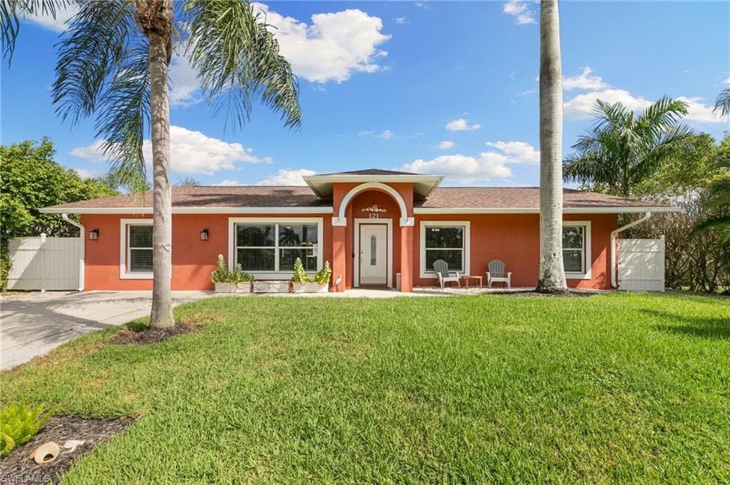 121 Bahama Ave, Marco Island, FL 34145-2