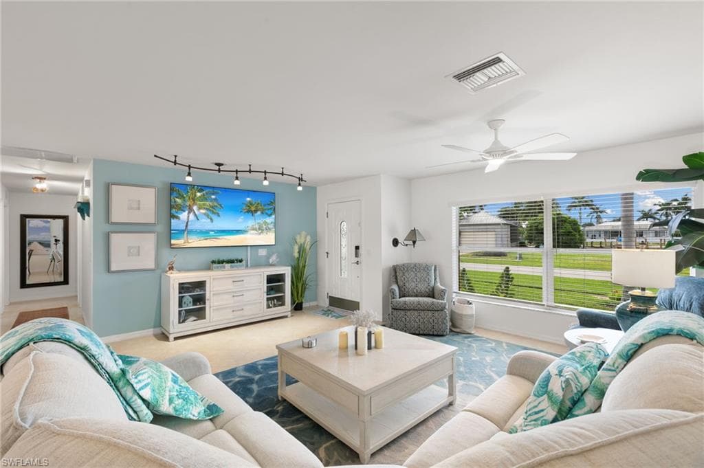 121 Bahama Ave, Marco Island, FL 34145-5