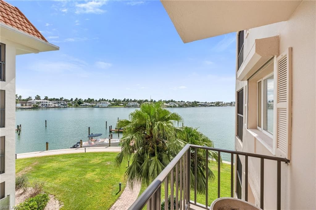 222 Harbour Dr 301, Naples, FL 34103-16