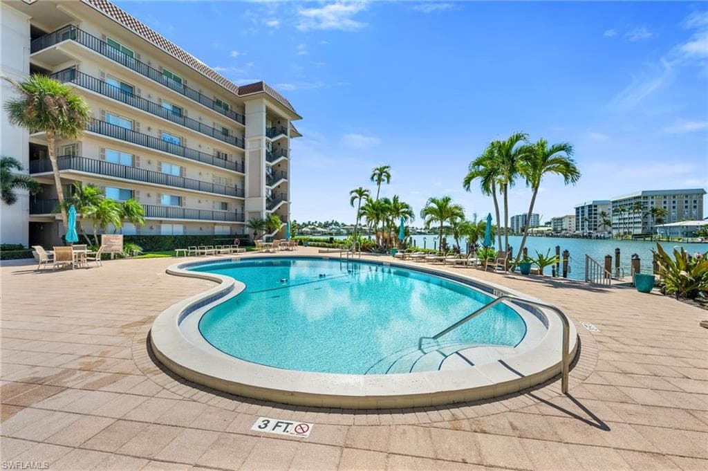 222 Harbour Dr 301, Naples, FL 34103-17