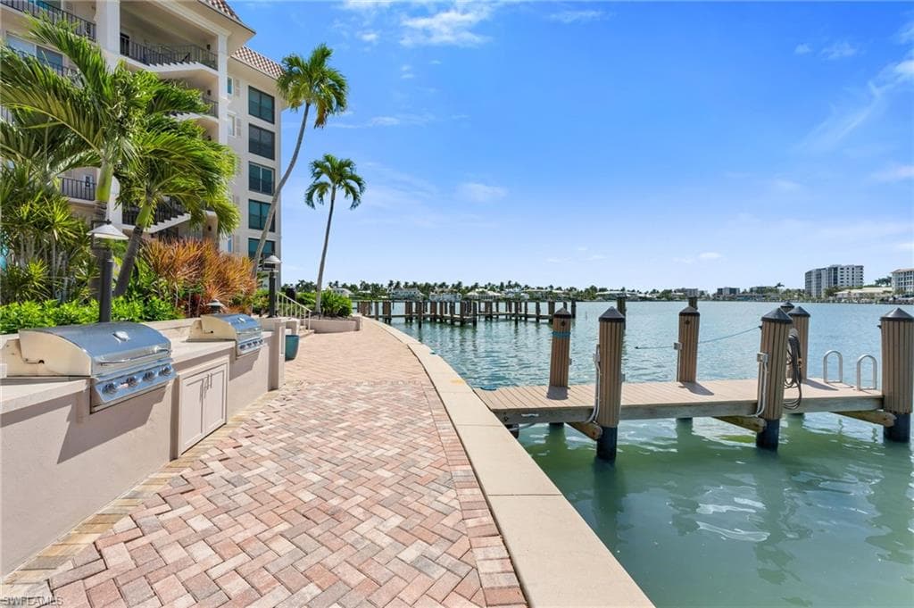 222 Harbour Dr 301, Naples, FL 34103-19