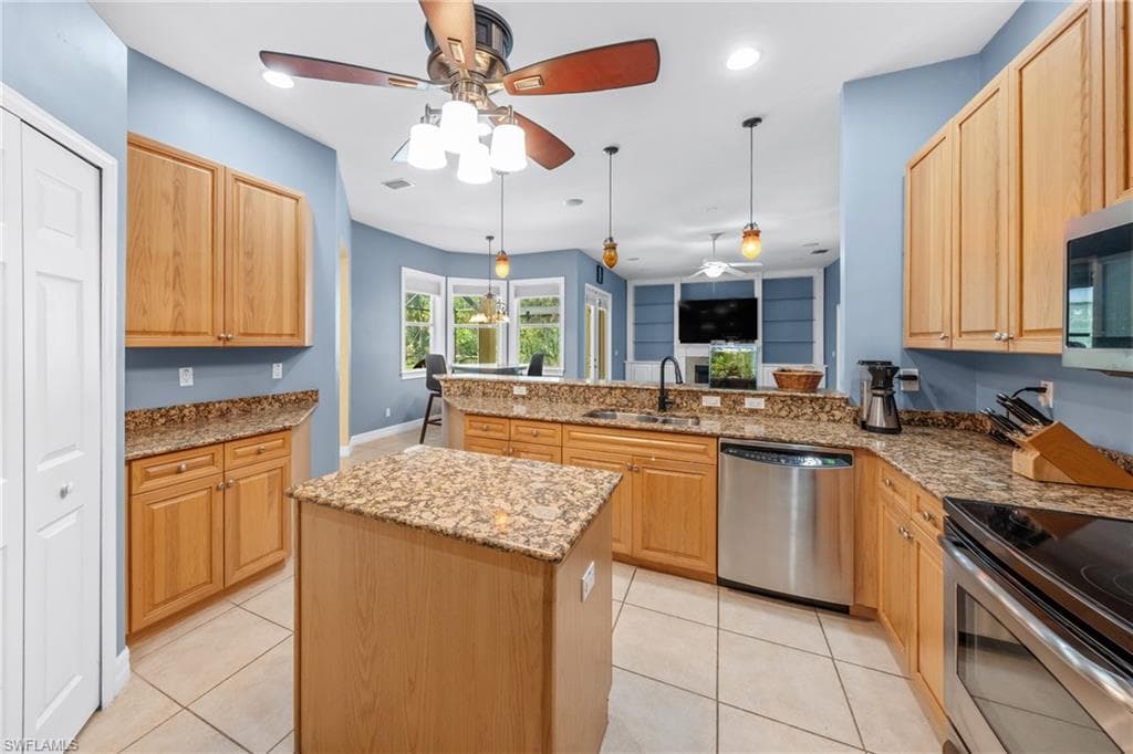 615 12th Ave NE, Naples, FL 34120-8