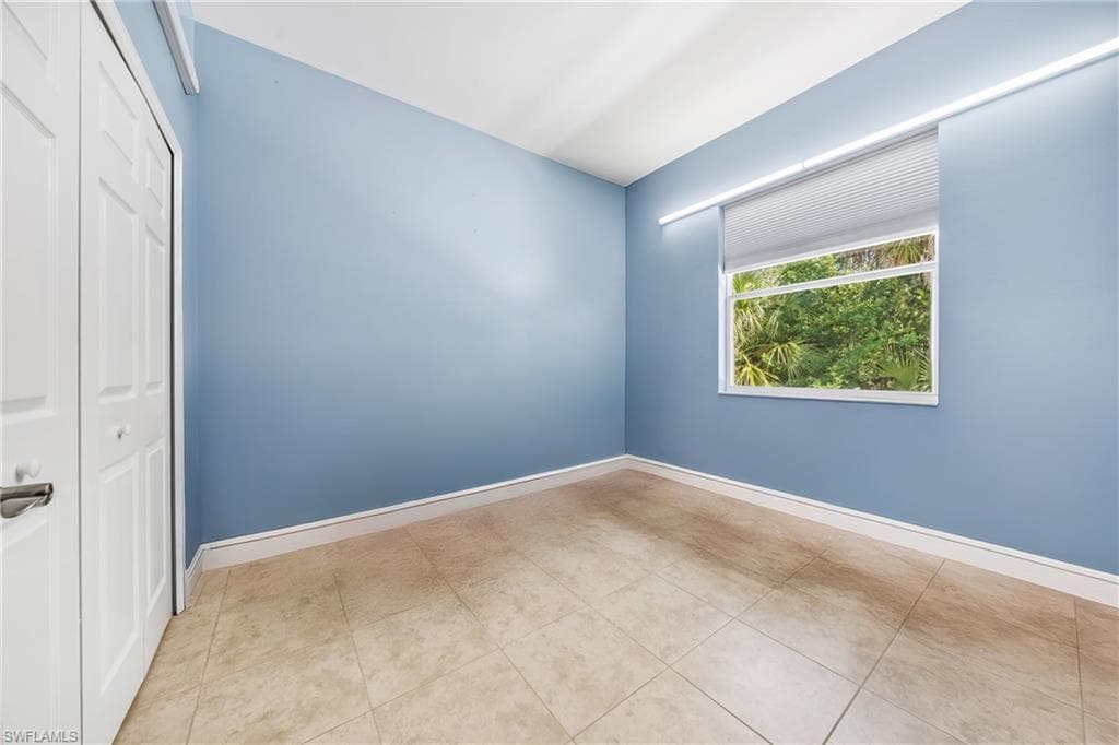 615 12th Ave NE, Naples, FL 34120-29