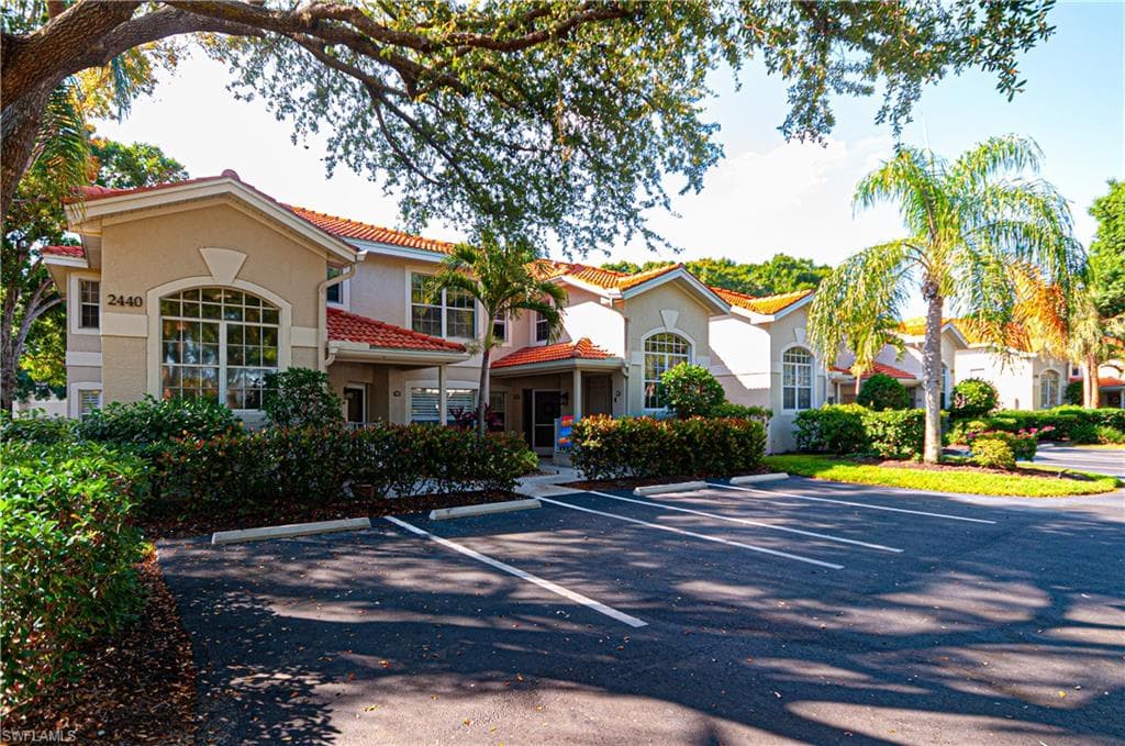 2440 Old Groves Rd C201, Naples, FL 34109-3