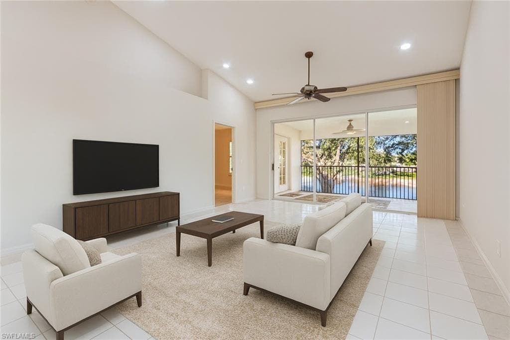 736 Wiggins Lake Dr 202, Naples, FL 34110-3