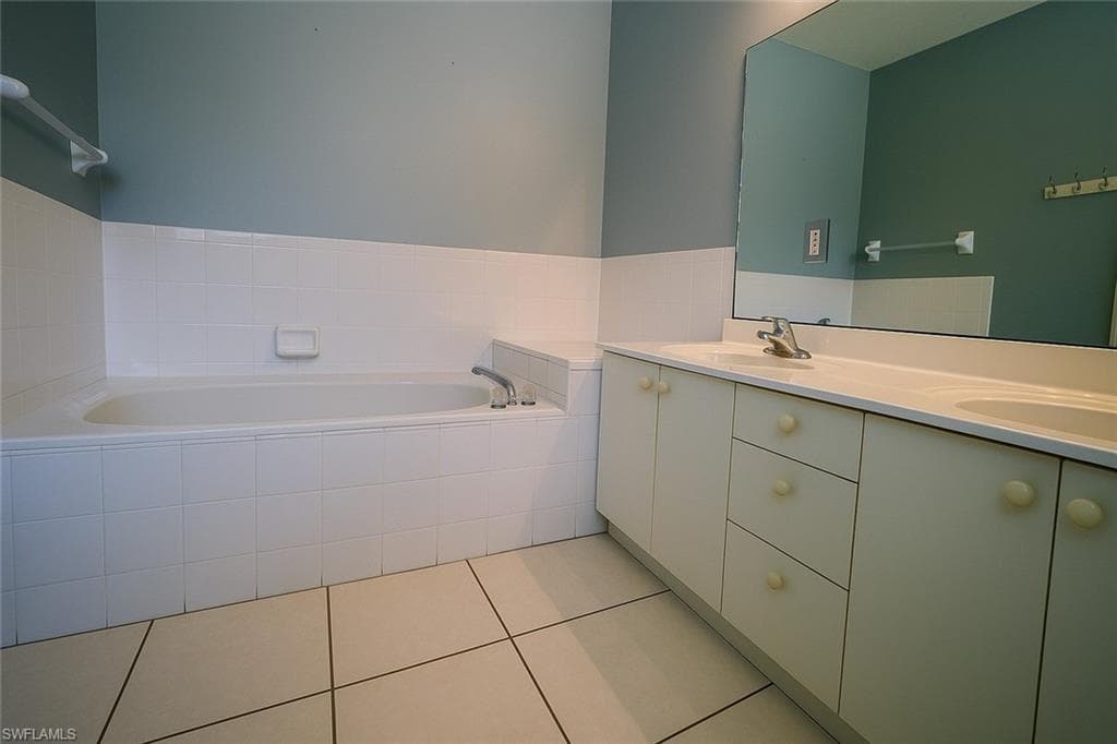 700 Luisa Ln 2, Naples, FL 34104-22
