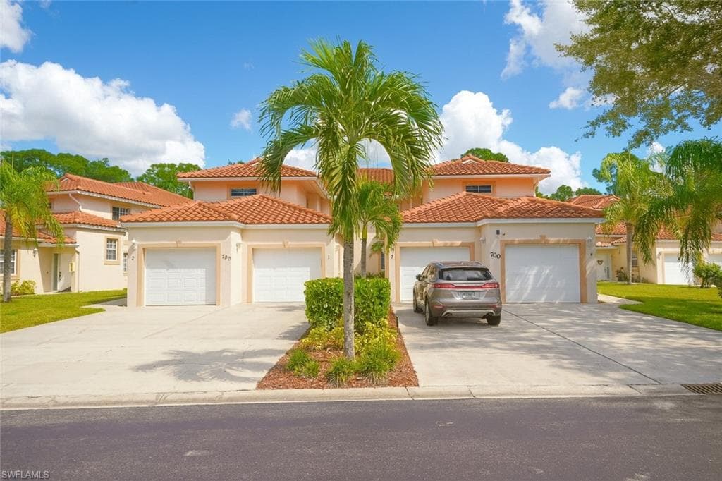 700 Luisa Ln 2, Naples, FL 34104-1
