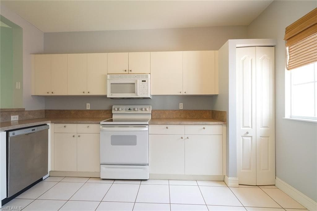 700 Luisa Ln 2, Naples, FL 34104-30