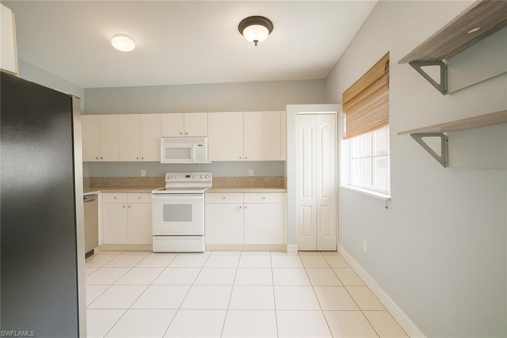 700 Luisa Ln 2, Naples, FL 34104-33