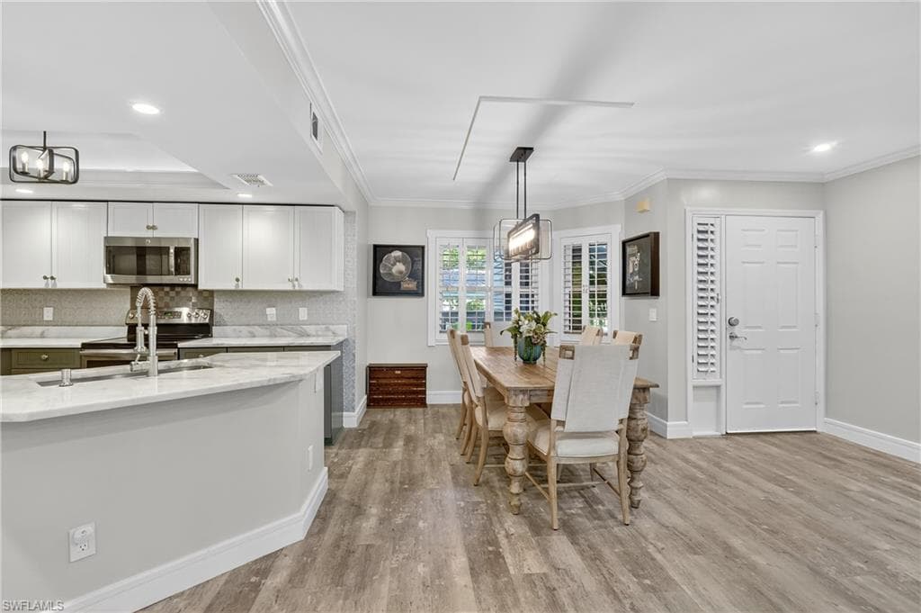 636 Wiggins Bay Dr 636, Naples, FL 34110-11