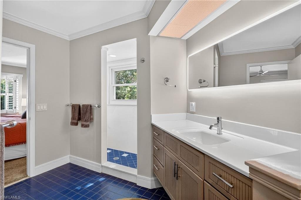 636 Wiggins Bay Dr 636, Naples, FL 34110-24
