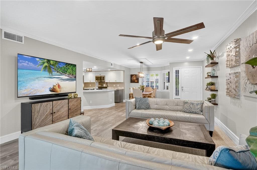 636 Wiggins Bay Dr 636, Naples, FL 34110-1