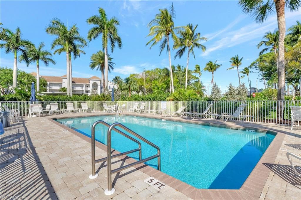 636 Wiggins Bay Dr 636, Naples, FL 34110-34