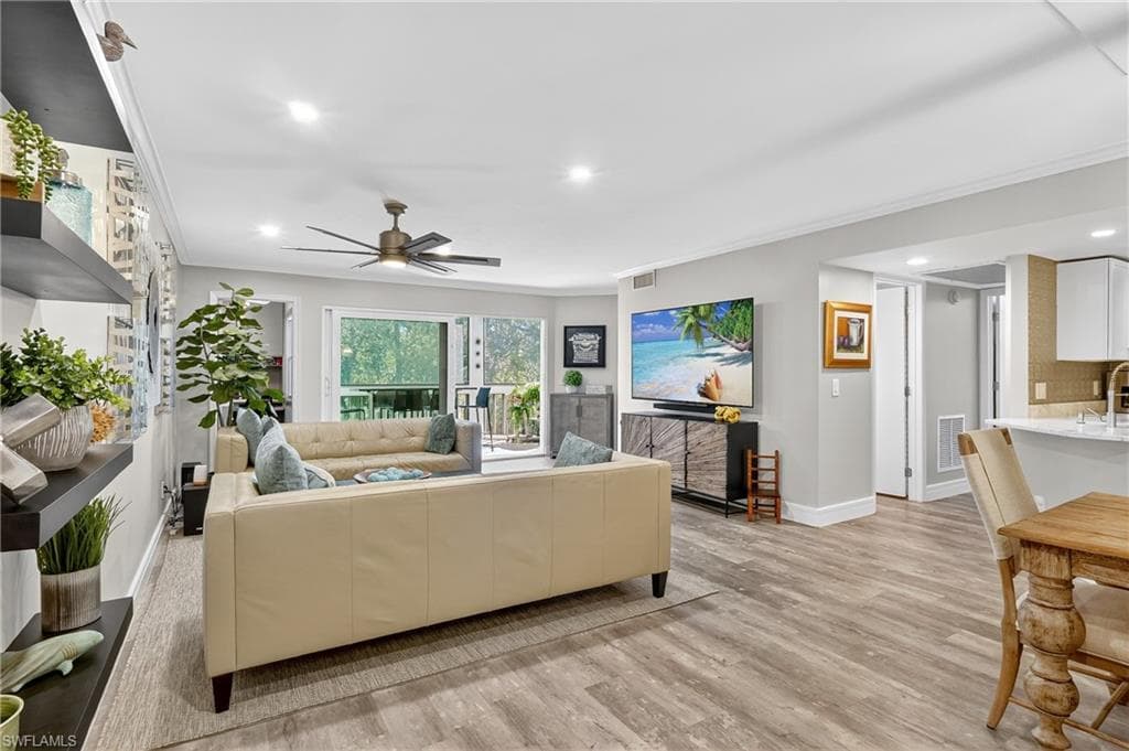 636 Wiggins Bay Dr 636, Naples, FL 34110-3