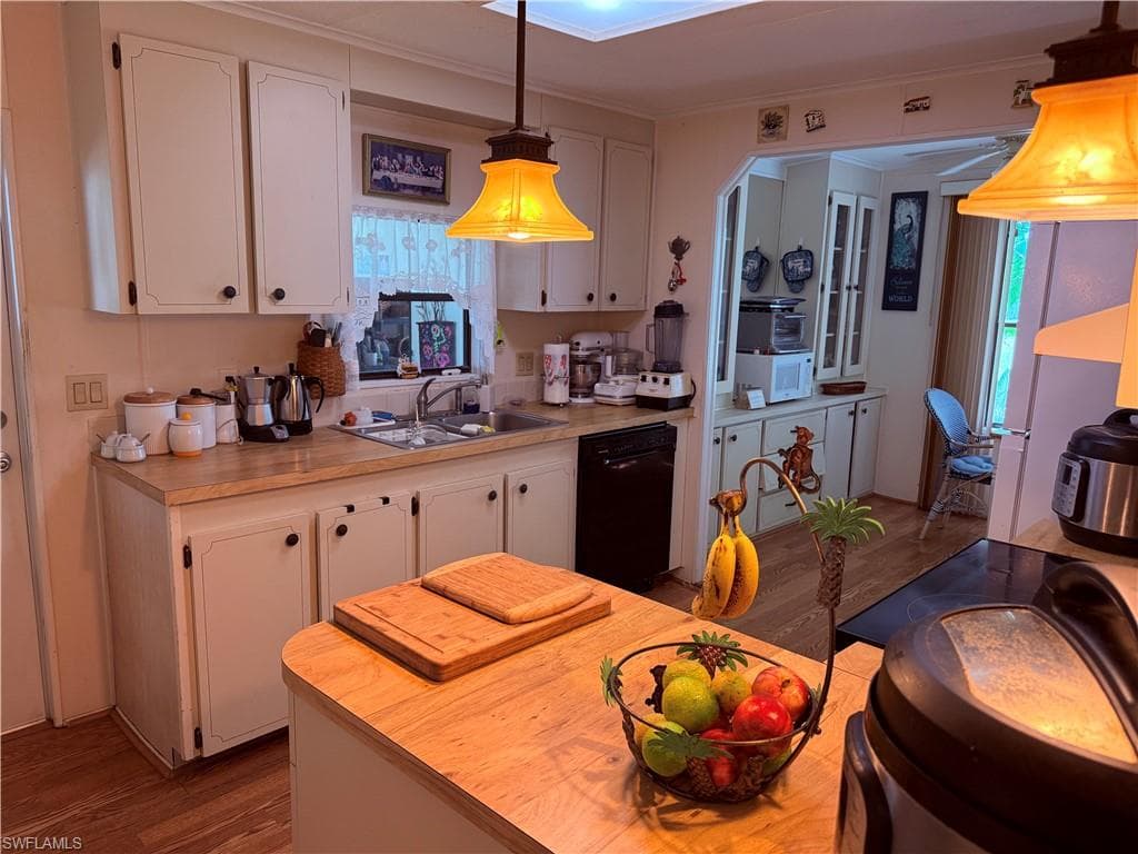 621 Charlemagne Blvd, Naples, FL 34112-17