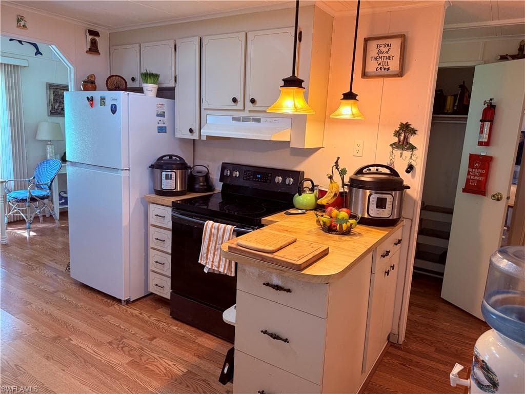 621 Charlemagne Blvd, Naples, FL 34112-19