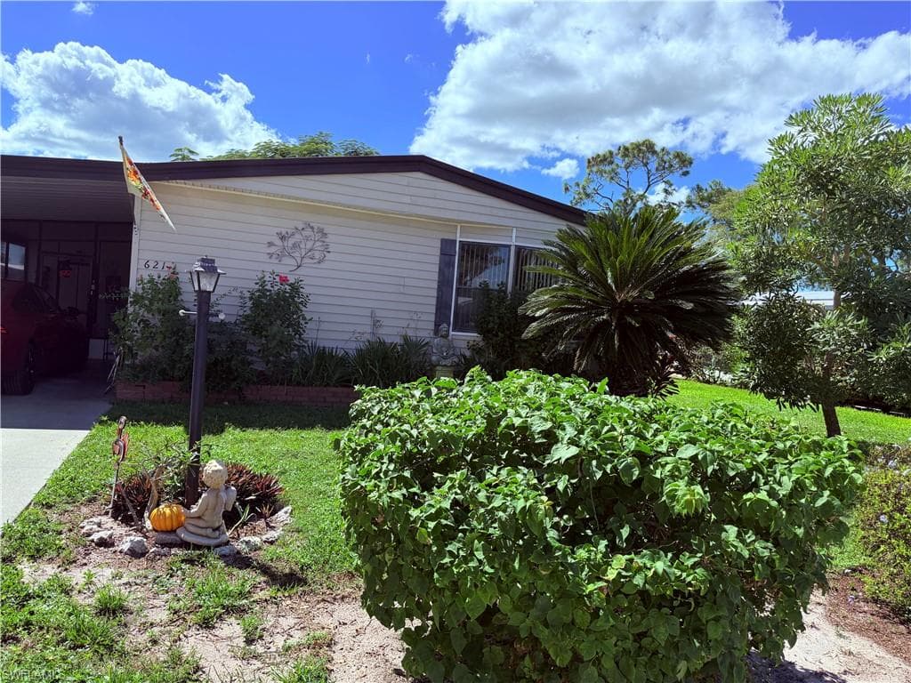 621 Charlemagne Blvd, Naples, FL 34112-1