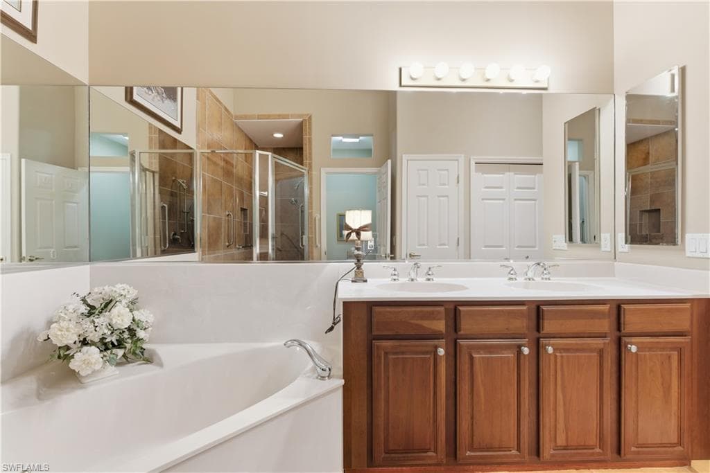 8390 Big Acorn Cir 11c, Naples, FL 34119-39