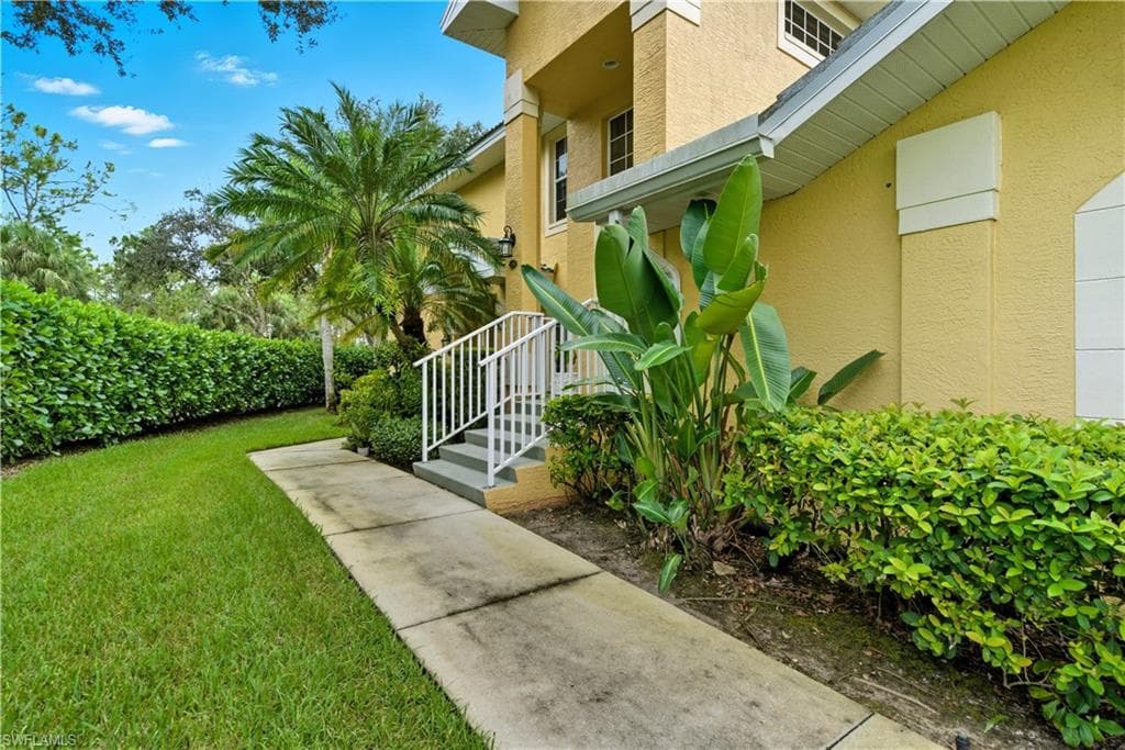 8390 Big Acorn Cir 11c, Naples, FL 34119-4