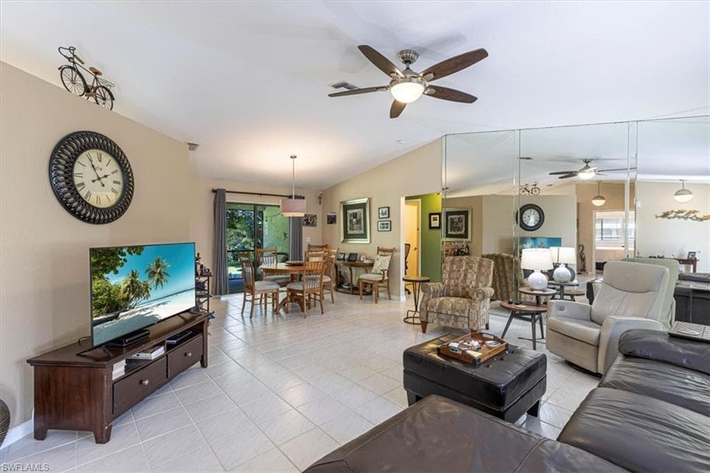 124 Versailles Cir, Naples, FL 34112-8