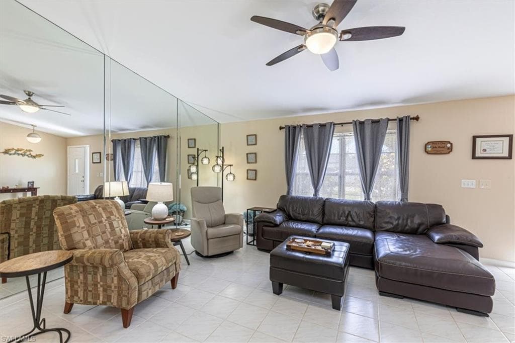 124 Versailles Cir, Naples, FL 34112-9