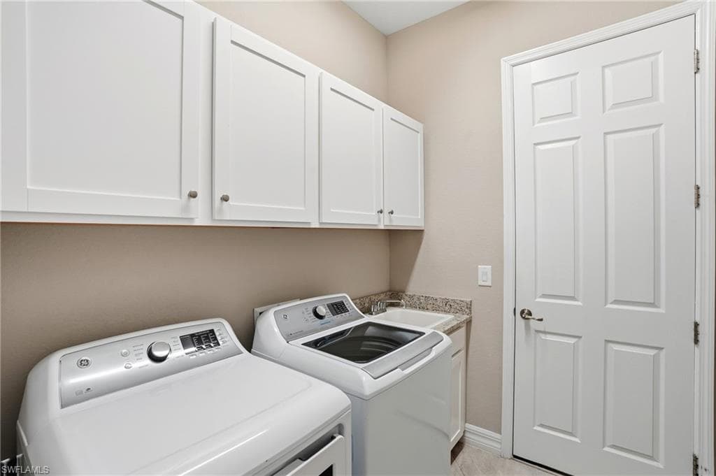 28076 Foxrock Ct, Bonita Springs, FL 34135-34