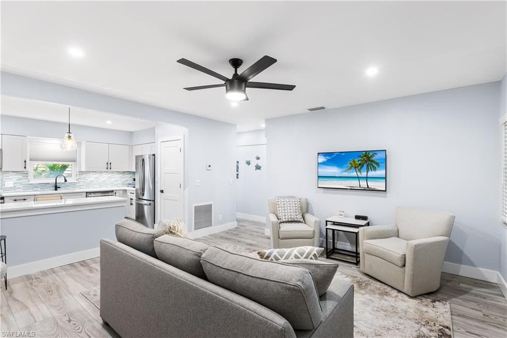 940 3rd St S 204, Naples, FL 34102-6