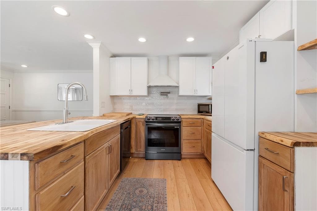 2432 Washington Ave, Naples, FL 34112-10