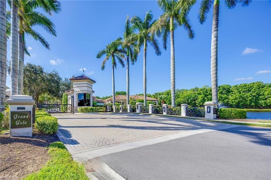 1268 Grand Isle Ct, Naples, FL 34108-33