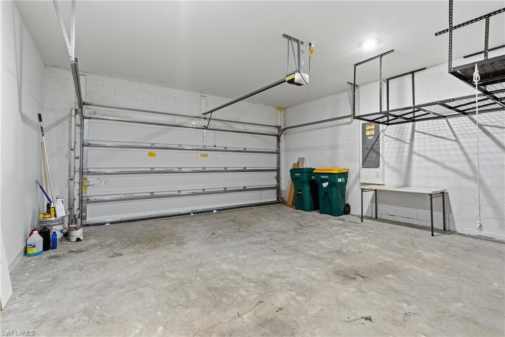 2055 Grove Dr, Naples, FL 34120-43