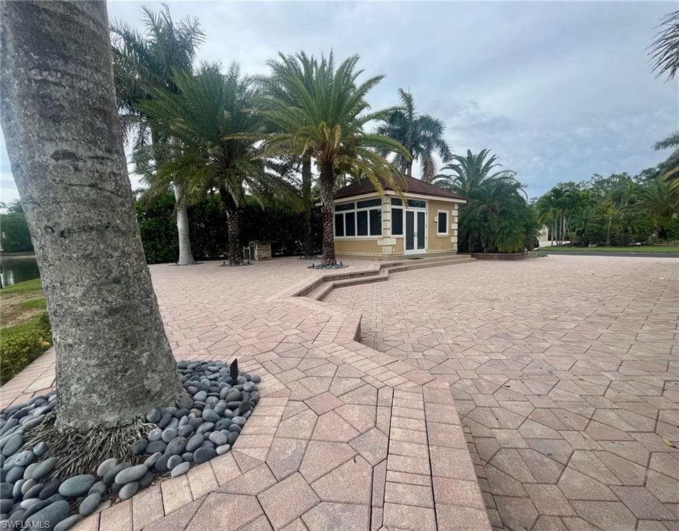 4931 Coach Ln, Naples, FL 34114-8