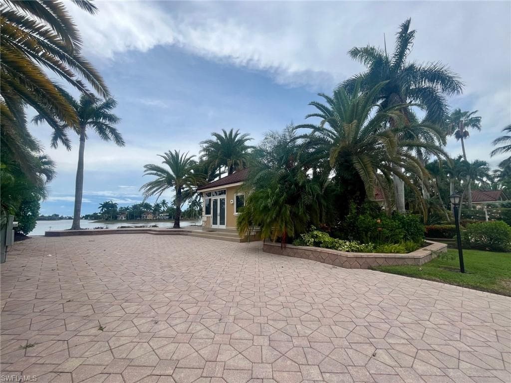 4931 Coach Ln, Naples, FL 34114-3
