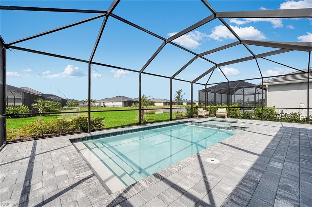 2318 Avocado Ln, Naples, FL 34120-18